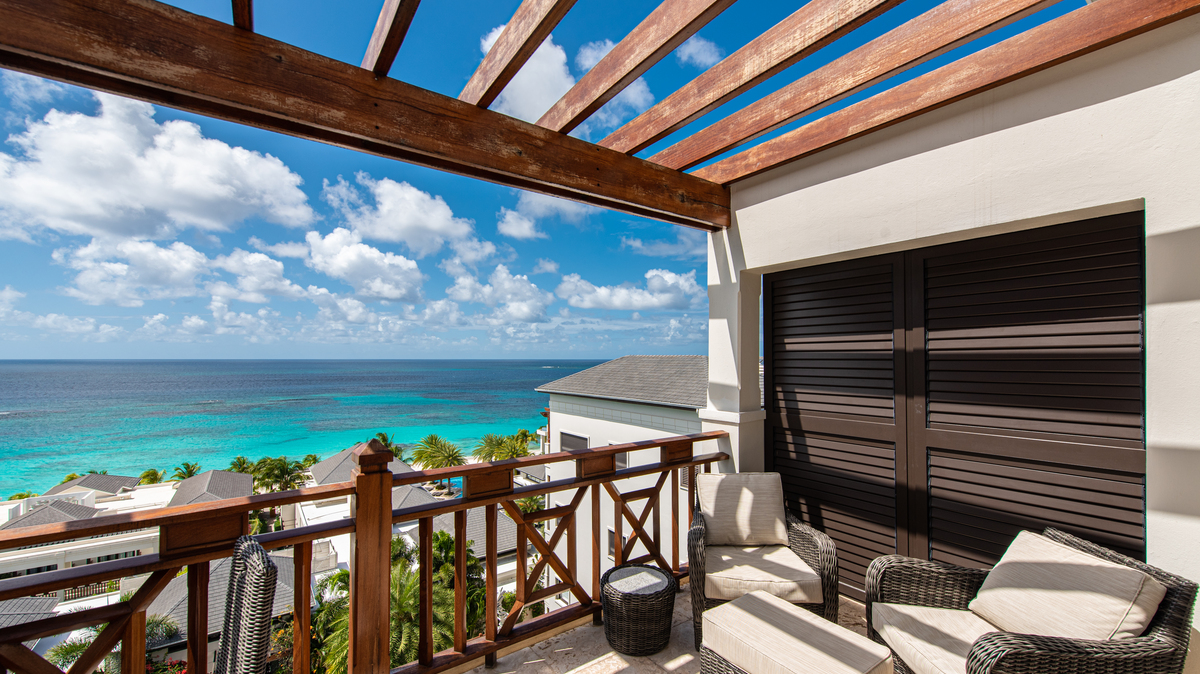 Gallery Detail: Beachfront Penthouse With Gulf Views Pools Beach Chairs Saunas